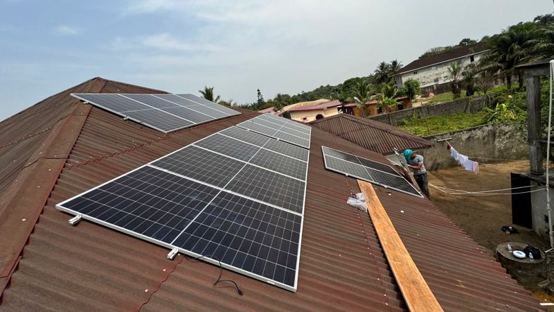 Long rooftop solar array on a commercial building